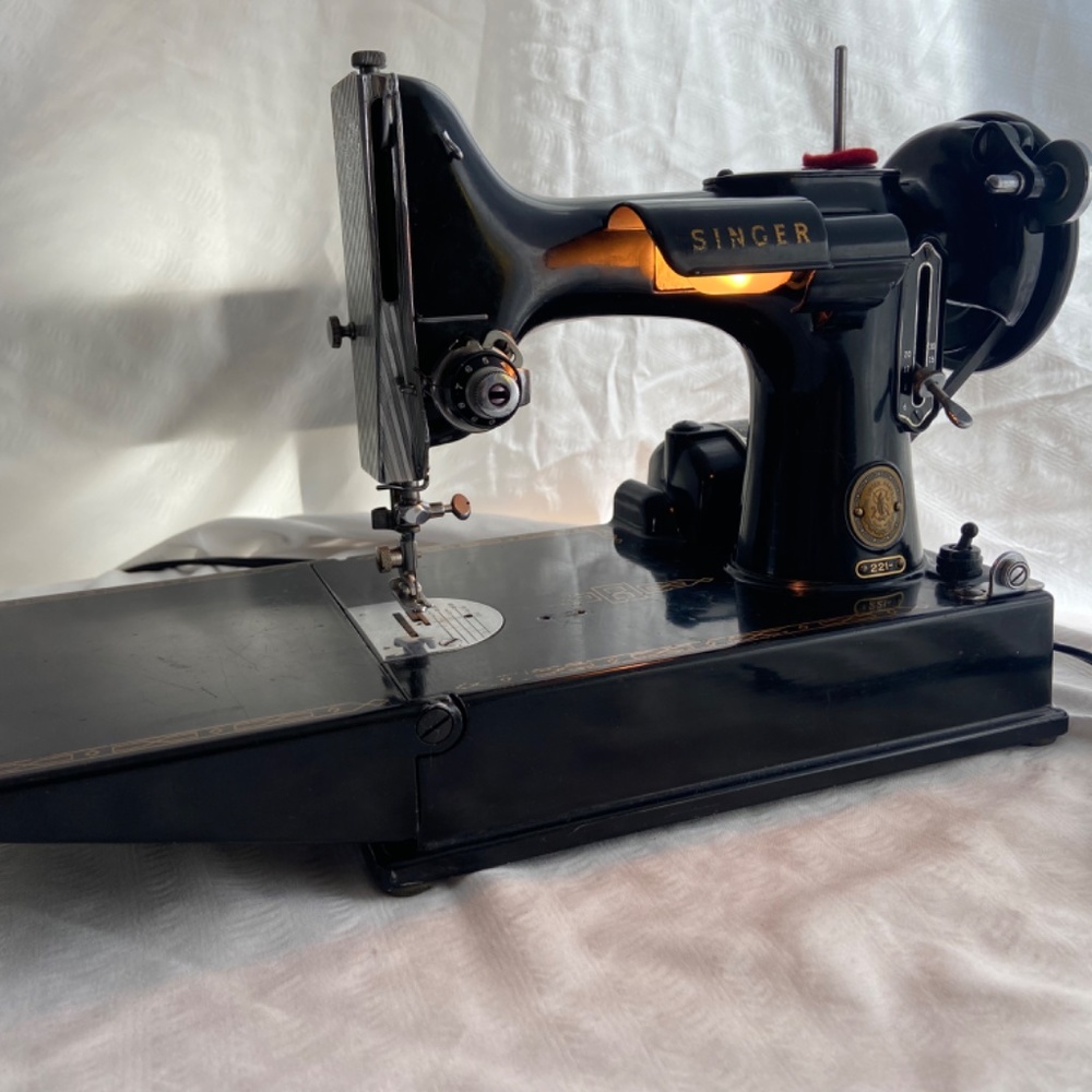 Singer Featherweight Sewing Machine - Picture 3 of 10